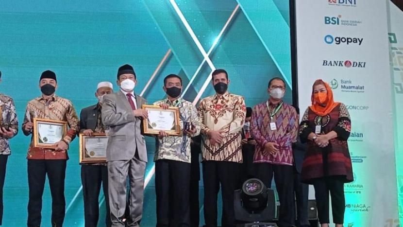 Wali Kota Cirebon, Nashrudin Azis, menerima penghargaan Baznas Award 2022 pada ketagori Kepala Daerah Pendukung Gerakan Zakat Indonesia. Penganugerahan tersebut diberikan oleh Badan Amil Zakat Nasional (Baznas), dalam rangkaian acara peringatan HUT ke-22 Baznas, di Jakarta, Senin (17/1/2022).