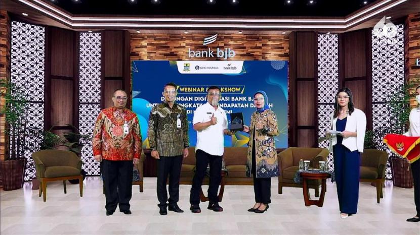 Wali Kota Cirebon, Nashrudin Azis, saat menghadiri webinar dengan tema Dukungan Digitalisasi Bank BJB untuk Meningkatkan Pendapatan Daerah di Masa Pandemi Covid-19, Rabu (9/6)