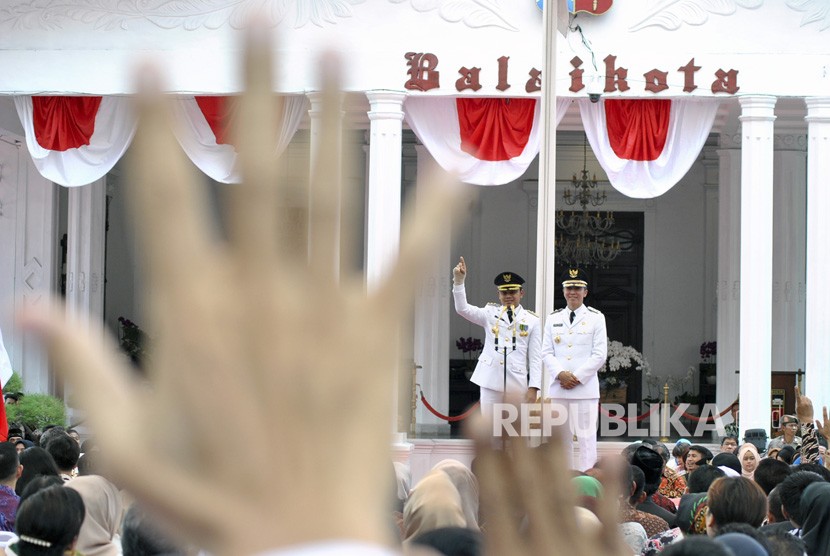 Wali Kota dan Wakil Wali Kota Bogor terpilih 2019-2024 Bima Arya (kiri) dan Dedie A. Rachim (kanan) menyampaikan pidato saat inagurasi Pelantikan Wali Kota dan Wakil Wali Kota Bogor di Balaikota Bogor, Jawa Barat, Ahad (21/4/2019). (Antara/Arif Firmansyah)