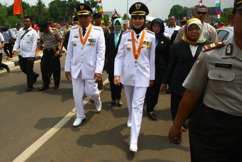 Wali Kota dan Wakil Wali Kota terpilih Airin Rachmy Dian (kanan) dan Benyamin Davnie (kiri) berjalan bersama seusai dilantik oleh Gubernur Banten di Ciater, Tangerang Selatan, Banten, Rabu (20/4). 