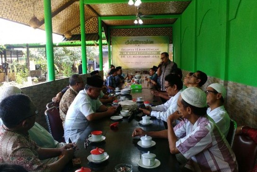 Wali Kota Depok, Dr Idris Abdus-Somad (tiga dari kiri) pada acara silaturahim alumni Pondok Modern Gontor