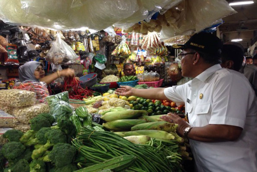 Wali Kota Depok M Idris sidak di pasar tradisional.