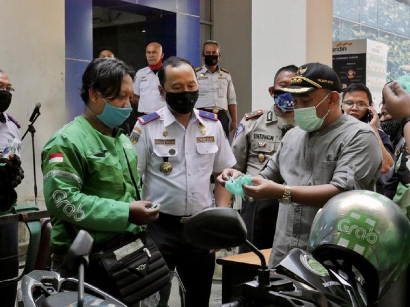 Wali Kota Depok, Mohammad Idris, melakukan uji coba ojek online dengan protokol kesehatan di Kantor Dinas Perhubungan (Dishub) Kota Depok, Selasa (7/7/2020). 