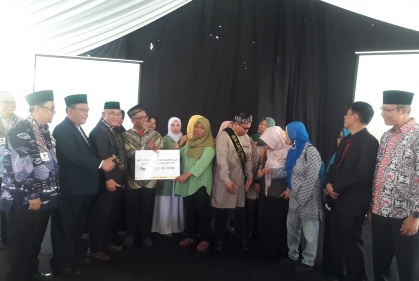 Wali Kota Depok, Mohammad Idris membuka acara Gebyar Baznas Kota Depok di halaman Masjid Balai Kota Depok, Jumat (27/12).