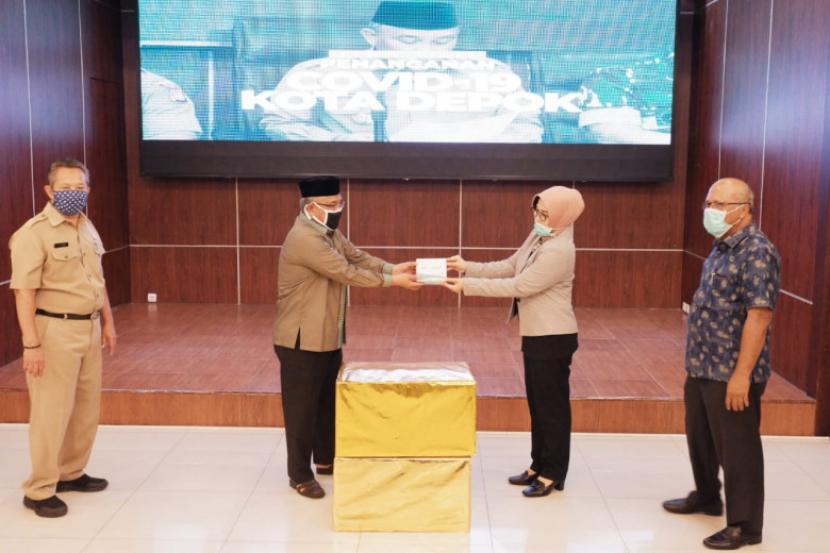 Wali Kota Depok, Mohammad Idris menerima bantuan 2.500  alat rapid test dari Kadin DKI Jakarta, di Balai Kota Depok, Senin (20/4).  