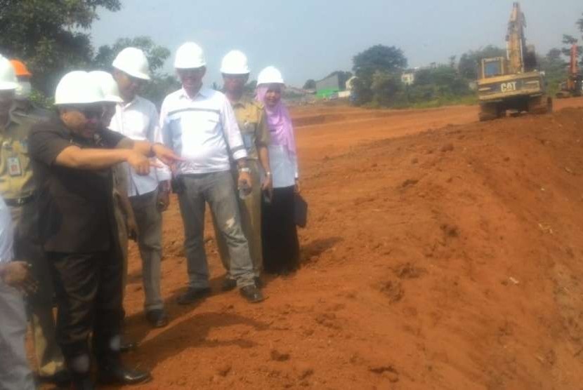 Wali Kota Depok Mohammad Idris meninjau pembangunan proyek Alun-alun Kota Depok tahap pertama di Grand Depok City (GDC), Kecamatan Cilodong, Depok, Senin (24/9). 