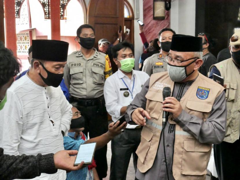 Wali Kota Depok, Mohammad Idris meninjau persiapan penerapan prosedur standar new normal di beberapa masjid, gereja dan Mal di Kota Depok, Kamis (4/6). 
