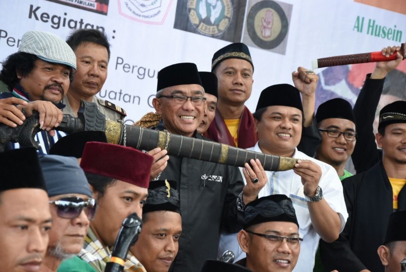 Wali Kota Depok, Mohammad Idris (tengah berbaju hitam) saat acara Grand Launching Pesaudaraan Golok Depok di Jalan Masjid Al Hukama, Rangkapan Jaya Baru, Pancoran Mas, Ahad (19/3).