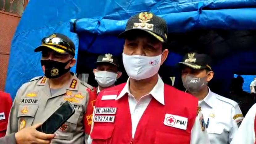 Wali Kota Jakarta Barat, Rustam Effendi meninjau lokasi kebakaran di Duri Selatan, Tambora, Jakarta Barat pada Rabu (12/8)..