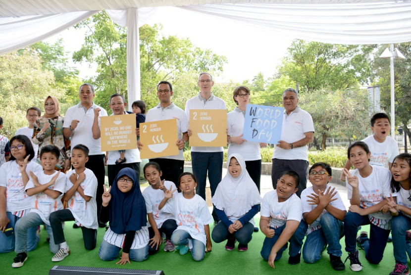 Wali Kota Jakarta Pusat Bayu Meghantara, Direktur Kesehatan Masyarakat Veteriner, Kementerian Pertanian  Samsul Ma'arif, Gubernur DKI Jakarta Anis Baswedan dan Kepala Perwakilan FAO di Indonesia Adam Gerrand berpose bersama siswa dengan papan kampanye Zero Hunger pada pembukaan Festival 