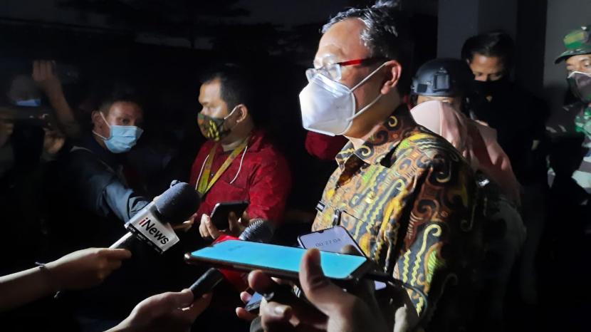 Wali Kota Jakarta Pusat Dhany Sukma sedang memberikan penjelasan kepada wartawan terkait kebakaran yang melanda Pasar Kambing, Tanah Abang, Jakarta Pusat, Kamis (8/4).