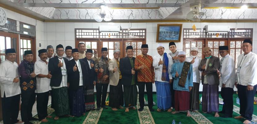 Wali Kota Jakarta Selatan, Munjirin bersama Prof Kana Sutrisna Suryadilaga dan para tokoh agama dan masyarakat saat hadiri acara Maulid Nabi Muhamamd SAW.
