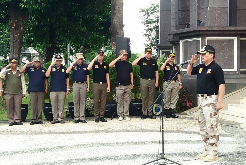 Wali Kota Jakarta Selatan, Tri Kurniadi, saat pimpin apel pagi di Gedung UPK Setu Babakan, Jumat (21/4).