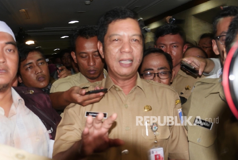 Wali Kota Jakarta Utara Rustam Effendi memberikan keterangan pada wartawan terkait dengan pengunduran dirinya sebagai Wali Kota Jakarta Utara, di Jakarta, Selasa (26/4).