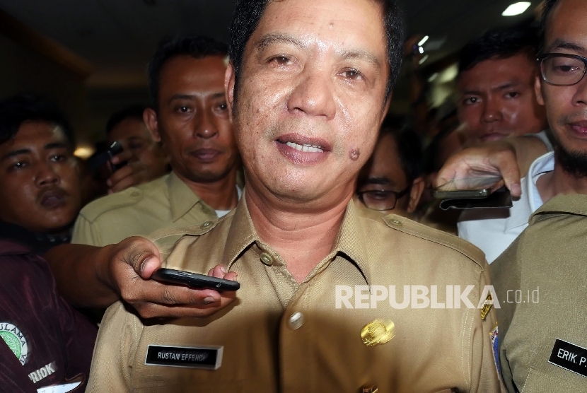 Wali Kota Jakarta Utara Rustam Effendi memberikan keterangan pada wartawan terkait dengan pengunduran dirinya sebagai Wali Kota Jakarta Utara, di Jakarta, Selasa (26/4). (Republika / Darmawan)