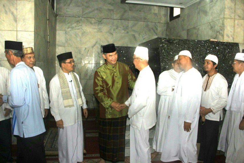 Wali Kota Jambi H Syarif Fasha (tengah) menyalami jamaah shalat gerhana.