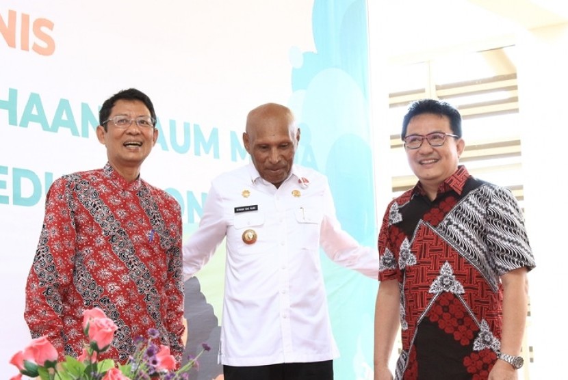 Wali Kota Jayapura sekaligus Ketua Umum Persipura Jayapura, Benhur Tomi Mano (tengah).