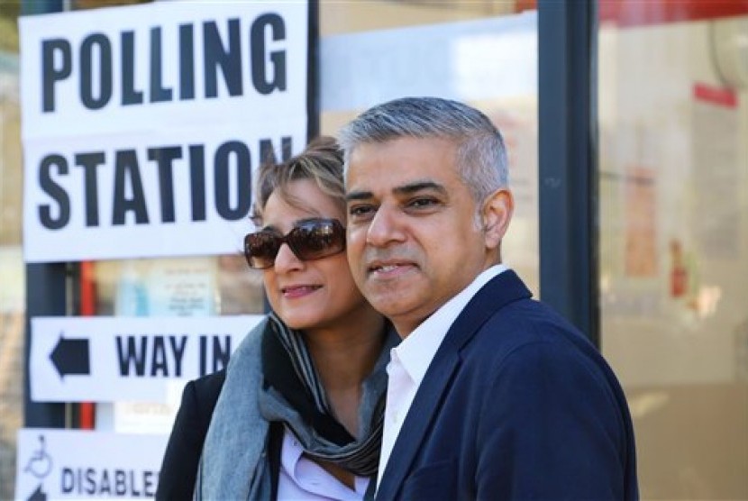 Wali Kota London Sadiq Khan bersama istrinya Saadiya Khan.