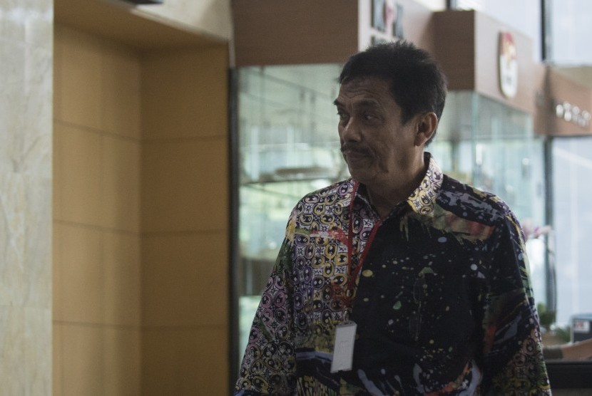 Wali Kota Madiun Bambang Irianto bersiap menjalani pemeriksaan penyidik di Gedung KPK, Jakarta, Selasa (8/11). 