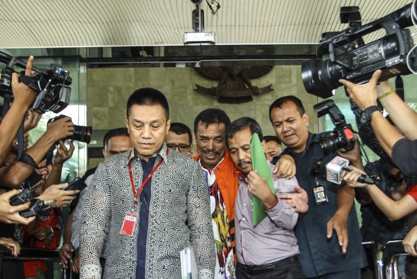 Wali Kota Madiun Bambang Irianto (tengah) berjalan usai menjalani pemeriksaan di gedung KPK, Jakarta, Rabu (23/11).