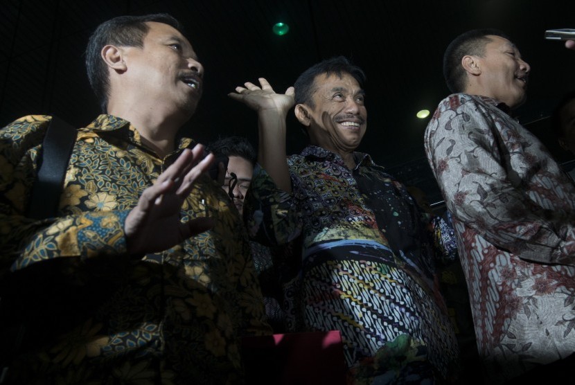 Wali kota Madiun Bambang Irianto (tengah) melambaikan tangan usai diperiksa KPK, di Jakarta, Selasa (8/11).
