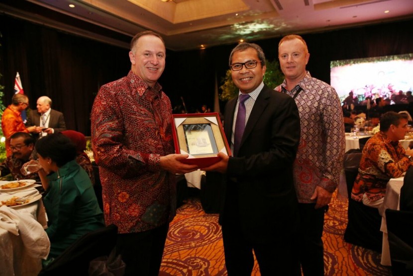 Wali Kota Makassar, Danny Pomanto memberi cenderamata berupa plakat perahu phinisi kepada Perdana Menteri John Key dan Menteri Todd Mc Clay, Selasa (19/7) malam.