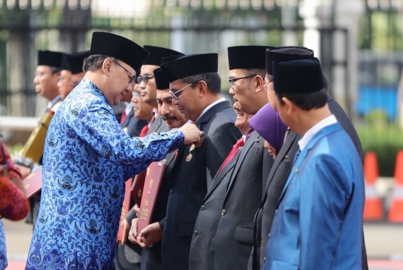 Wali Kota Makassar Danny Pomanto saat menerima penghargaan Satyalancana Karya Bhakti Praja Nugraha yang disampaikan lewat Mendagri Tjahjo Kumolo, Jumat (10/11)