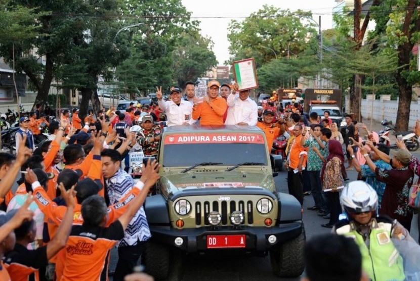 Wali Kota Makassar, Danny Pomanto saat mengarah penghargaan 'Clean Land' ASEAN