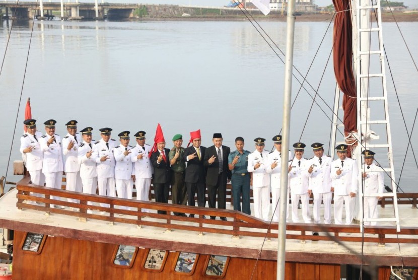 Wali Kota Makassar lantik pejabat barunya di atas Kapal Pinisi, Kamis (29/12).