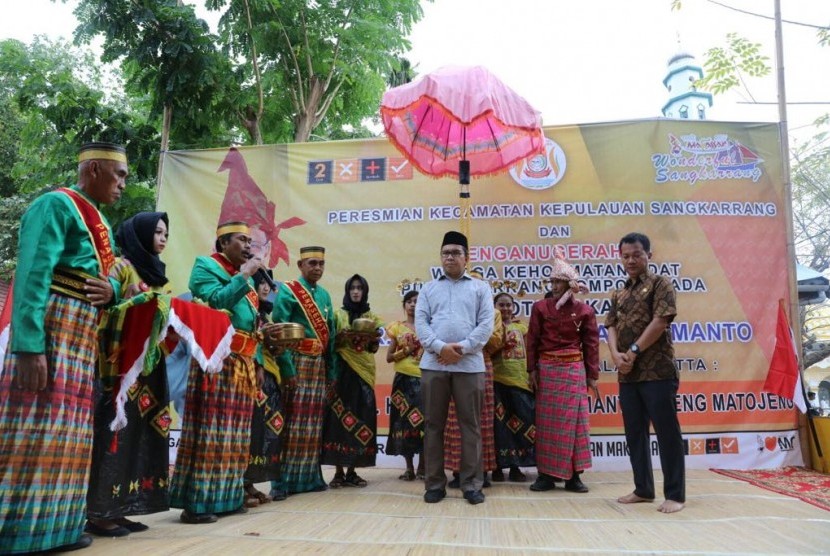 Wali Kota Makassar, M Ramdhan 'Danny' Pomanto diberi gelar Daeng Mattojeng dari warga adat Barrang Lompo, Ahad (20/8).