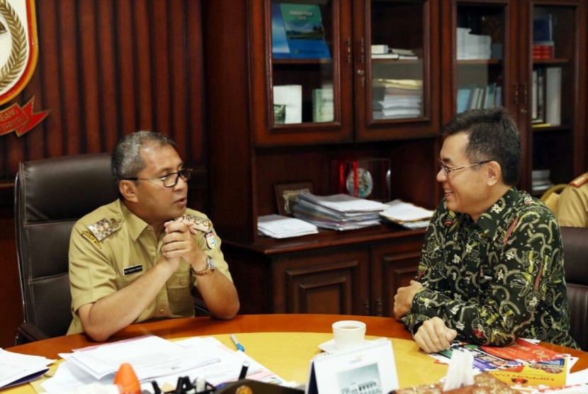 Wali Kota Makassar, Moh Ramdhan 'Danny' Pomanto (kiri) melakukan pertemuan dengan Konsuler Jepang di Makassar, Selasa (10/1).