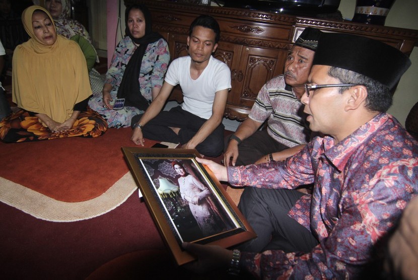 Wali Kota Makassar, Mohammad Ramdhan Pamanto berkunjung ke kediaman keluarga korban jatuhnya pesawat Aviastar DHC6/PK-BRM di jalan Sunu II, Makassar, Sulawesi Selatan, Selasa (6/10).