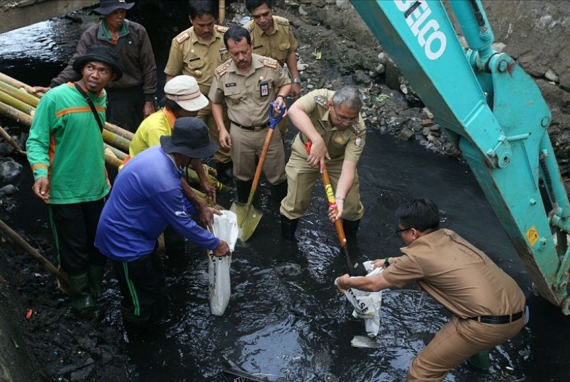 Wali kota Makassar, Mohammad Ramdhan Pomanto ikut membersihkan salah satu drainase di kota Makassar.