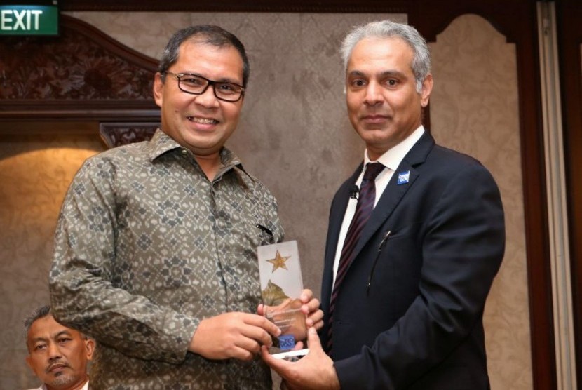 Wali Kota Makassar Ramdhan Pomanto saat menerima Open Gov Award Singapura