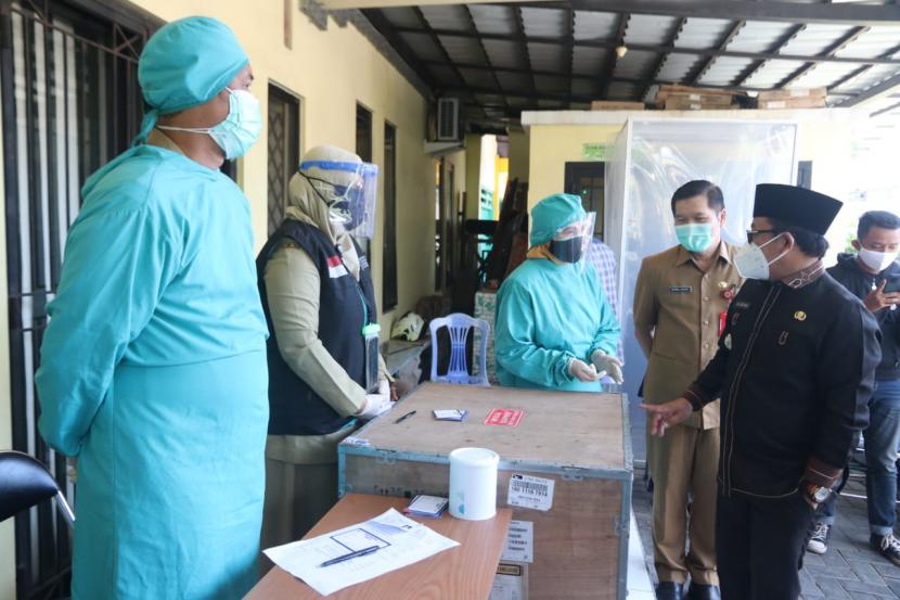  Wali Kota Malang, Sutiaji (baju hitam), meninjau pelaksanaan vaksinasi di Puskesmas Janti, Kota Malang, Senin (5/7).