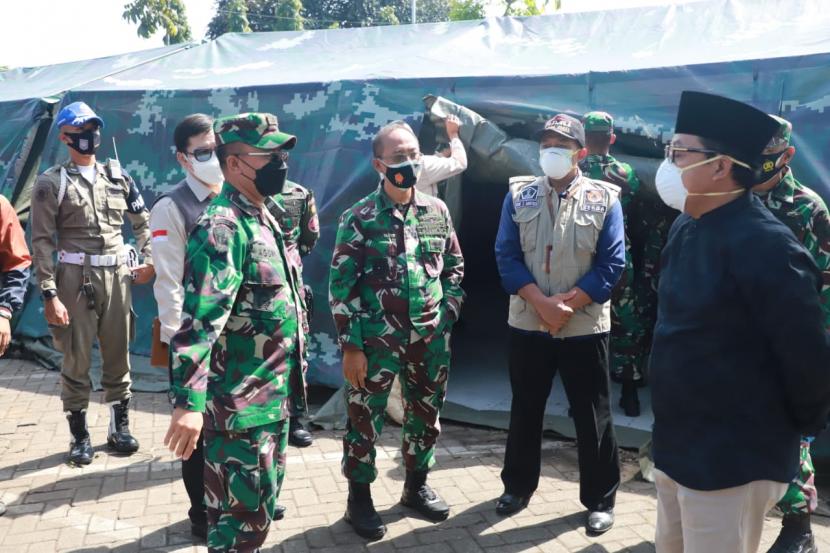 Wali Kota Malang, Sutiaji (baju hitam) meninjau RS Darurat atau Lapangan di kawasan RS Soepraoen, Senin 