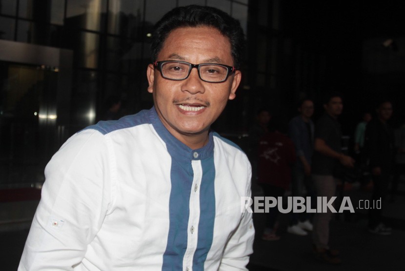 Wali Kota Malang Sutiaji bergegas meninggalkan ruangan usai menjalani pemeriksaan di gedung KPK, Jakarta, Senin (22/4/2019).