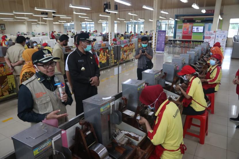 Wali Kota Malang, Sutiaji beserta jajaran mengunjungi pabrik PT HM Sampoerna di Kota Malang, Senin (4/5).