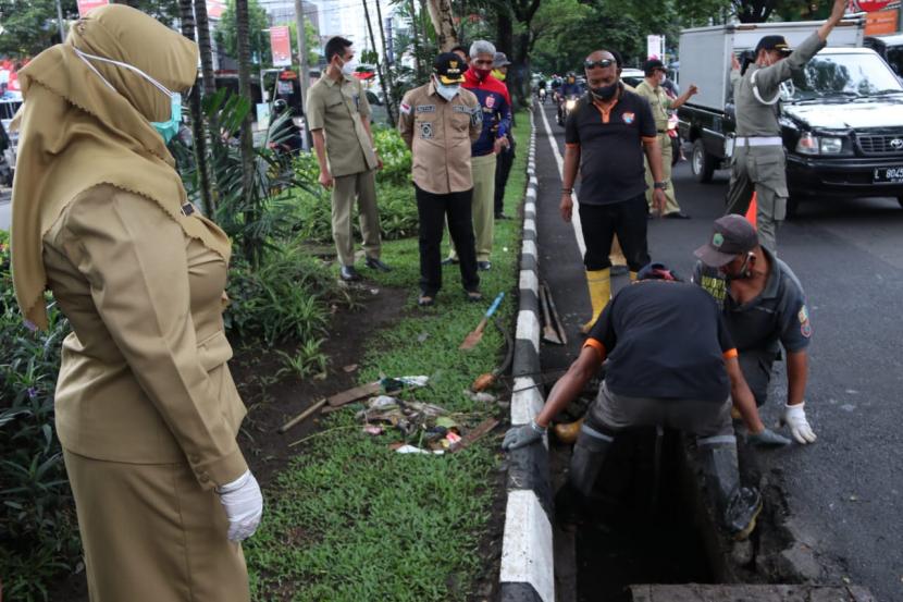 Wali Kota Malang, Sutiaji beserta jajarannya meninjau gorong-gorong di kawasan Jalan Soekarno Hatta, Kota Malang, Senin (14/12). 