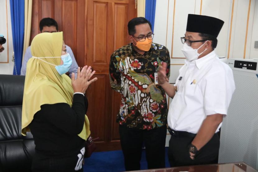 Wali Kota Malang, Sutiaji melakukan rapat koordinasi terkait kasus guru TK yang terlilit utang pinjaman online (pinjol) di Balai Kota Malang, Rabu (19/5). 