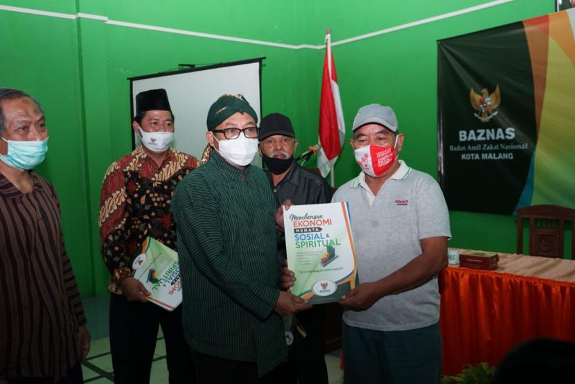 Wali Kota Malang, Sutiaji mendistribusikan bantuan dari dana Gerakan Seribu Rupiah (Gerbu) untuk para Pedagang Kaki Lima (PKL) di kawasan Kajoetangan, Kota Malang, Kamis (4/3). 