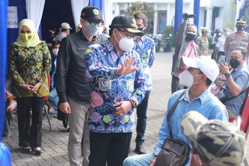 Wali Kota Malang, Sutiaji meninjau pelaksanaan proses vaksinasi di Kejaksaan Negeri (Kejari) Kota Malang, Kamis (8/7). 