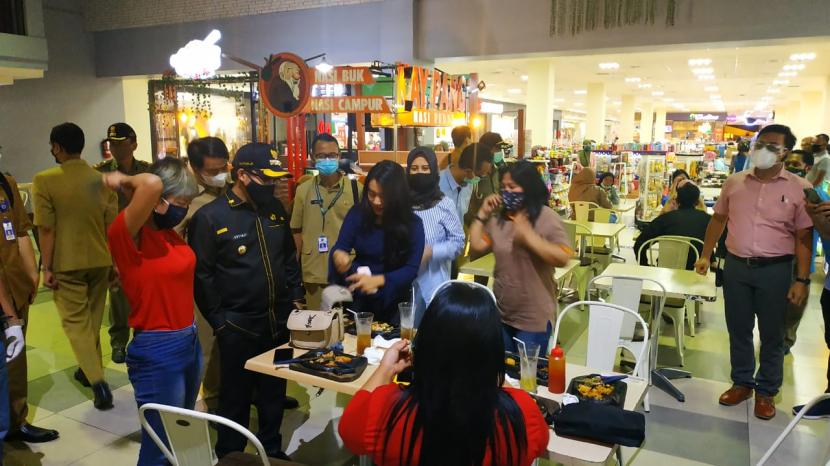 Wali Kota Malang, Sutiaji meninjau sejumlah pusat perbelanjaan tempat hiburan di Kota Malang, Senin (26/10). 