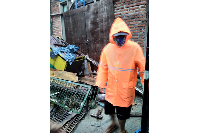 Wali Kota Malang, Sutiaji meninjau titik pemicu genangan air di Kota Malang, Jumat (25/12). 