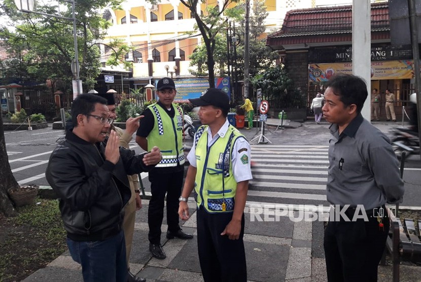 Wali Kota Malang, Sutiaji meninjau uji rekayasa lalu lintas (lalin) di  Jalan Bandung, Kota Malang, Senin (21/1).