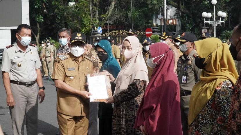 Wali Kota Malang Sutiaji menyerahkan sertifikat halal kepada sejumlah IKM di halaman depan Balai Kota Malang.