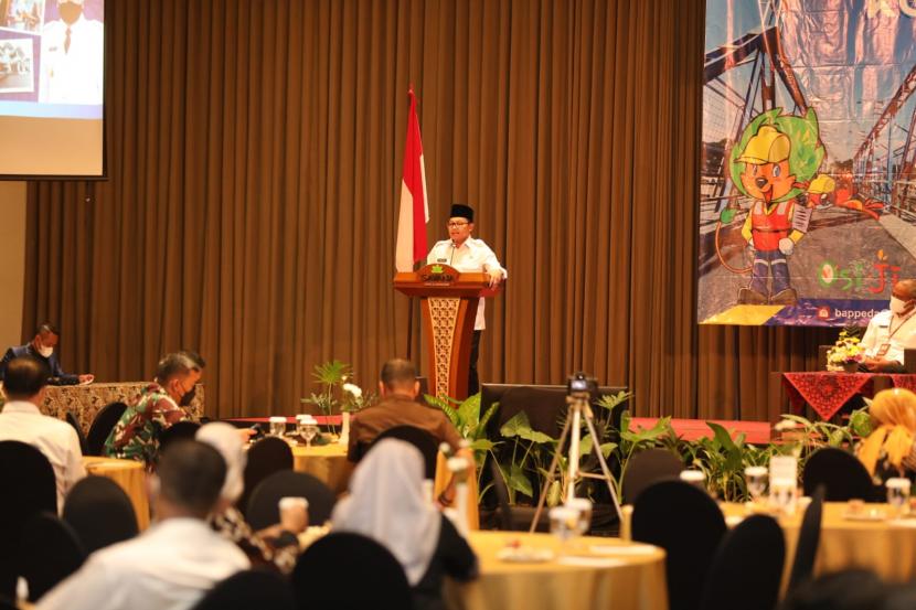 Wali Kota Malang, Sutiaji saat membahas Rancangan Awal Rencana Kerja Pemerintah Daerah (RKPD) Tahun 2023 dalam Forum Konsultasi Publik di Hotel Savana, Rabu (19/1). 