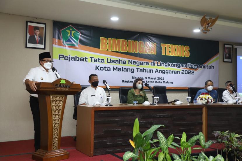 Wali Kota Malang, Sutiaji saat memberikan pengarahan pada acara Bimtek Pejabat Tata Usaha Negara (PTUN) di lingkungan Pemkot Malang TA 2022 di Hotel Savana Malang, Rabu (9/3/2022).