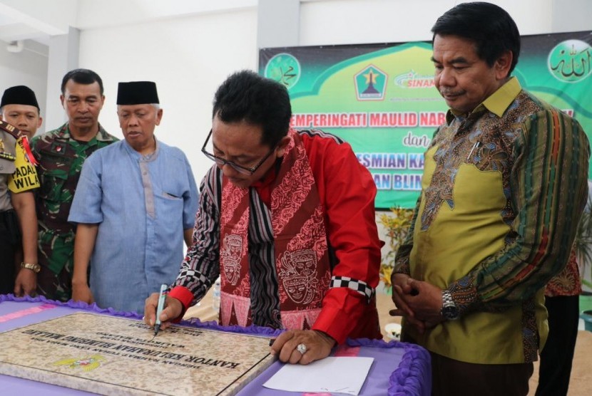 Wali Kota Malang Sutiaji saat meresmikan Gedung Baru Kantor Kelurahan Blimbing di sebelah timur Stadion Blimbing, Kota Malang, Ahad (2/12).