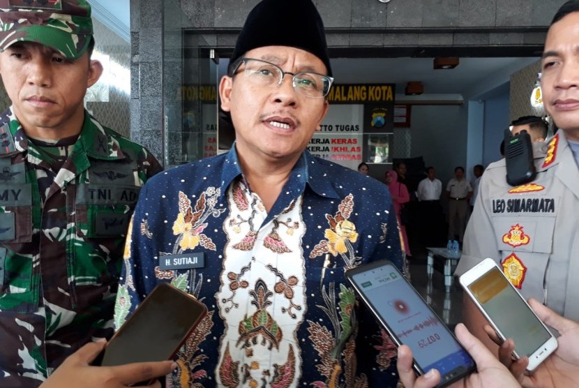 Wali Kota Malang, Sutiaji (tengah) saat memberikan keterangan pers di Mapolresta Kota Malang, Jumat (10/1).